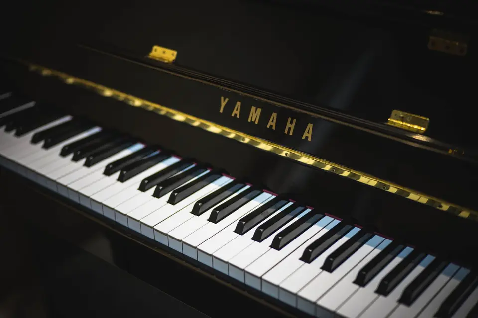 Plan lent de mains sur le clavier d'un piano